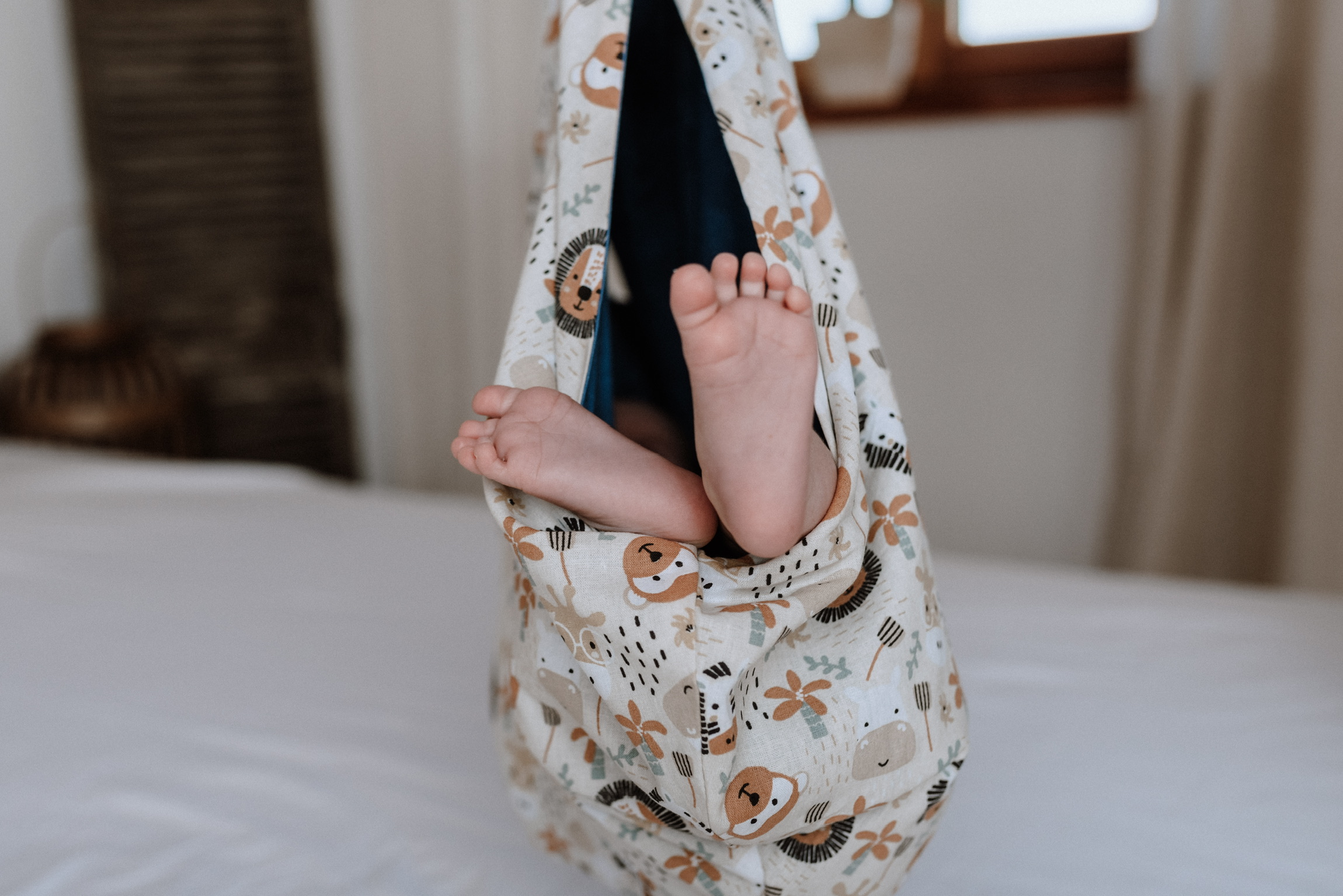 Baby befindet sich in einer Wiegetasche